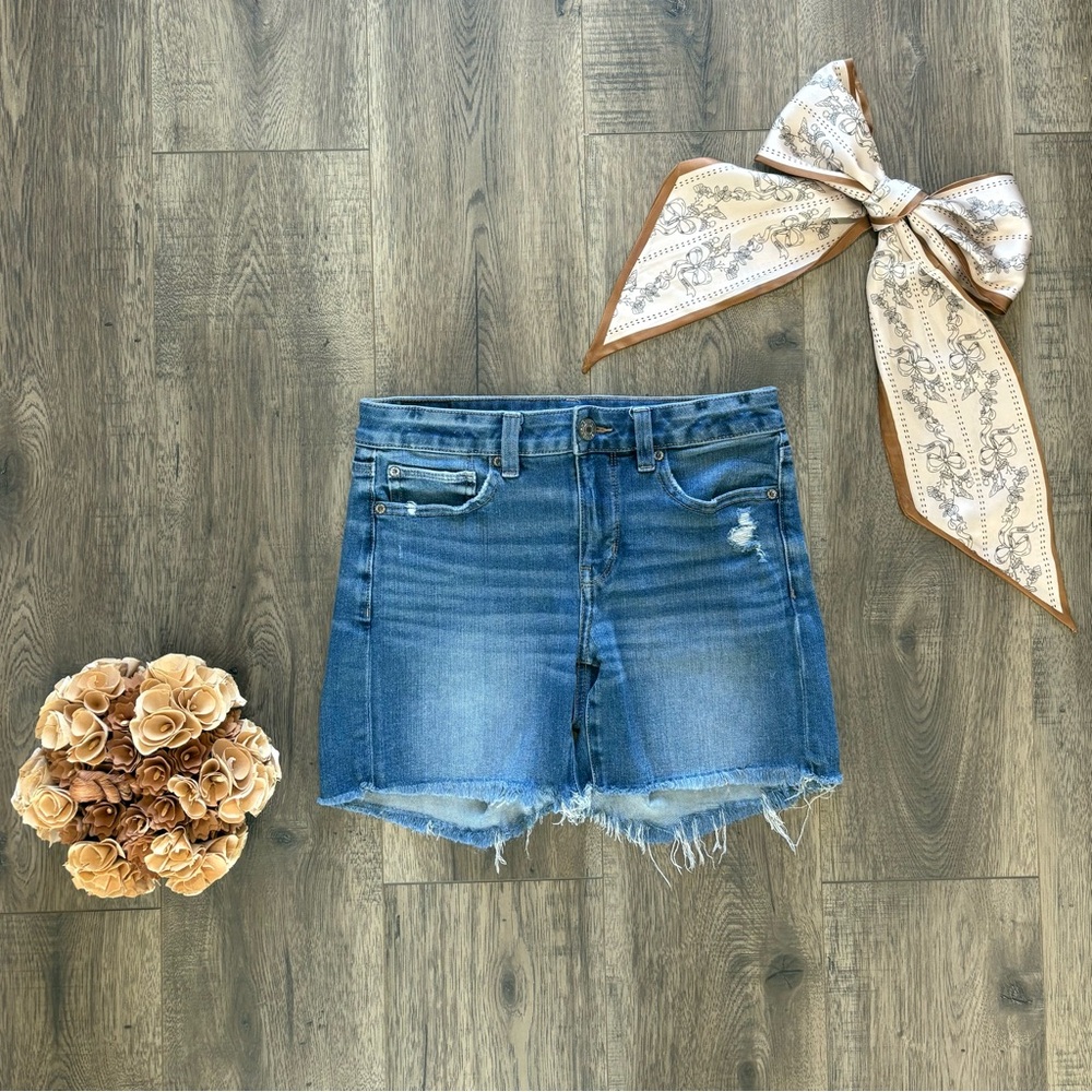 American Eagle Dream Jean Midi Raw-Edge Medium Wash Denim Blue Jean Shorts 6 EUC